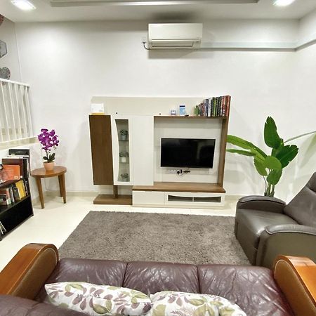 Teratak Persona Homestay. 4 Rooms Double Storey Terrace In Kuantan City. Екстер'єр фото