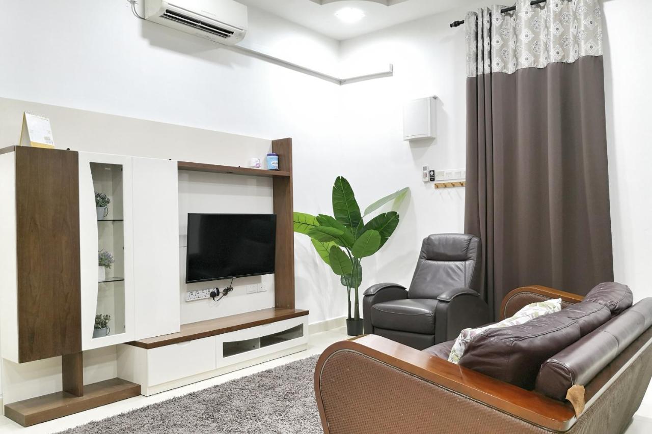 Teratak Persona Homestay. 4 Rooms Double Storey Terrace In Kuantan City. Екстер'єр фото