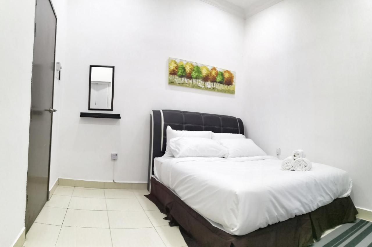 Teratak Persona Homestay. 4 Rooms Double Storey Terrace In Kuantan City. Екстер'єр фото