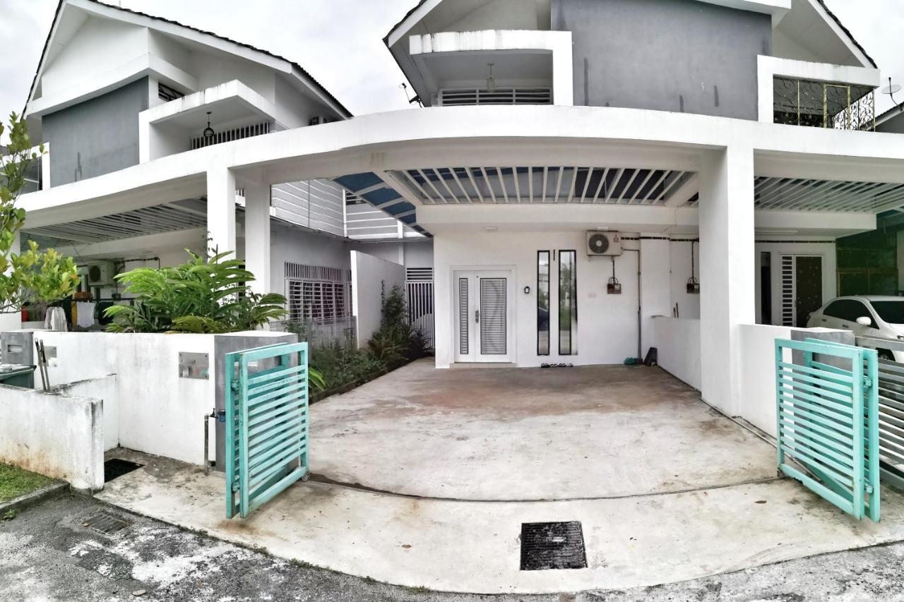 Teratak Persona Homestay. 4 Rooms Double Storey Terrace In Kuantan City. Екстер'єр фото
