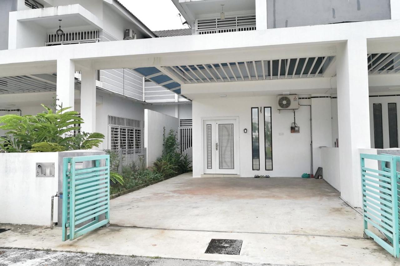 Teratak Persona Homestay. 4 Rooms Double Storey Terrace In Kuantan City. Екстер'єр фото