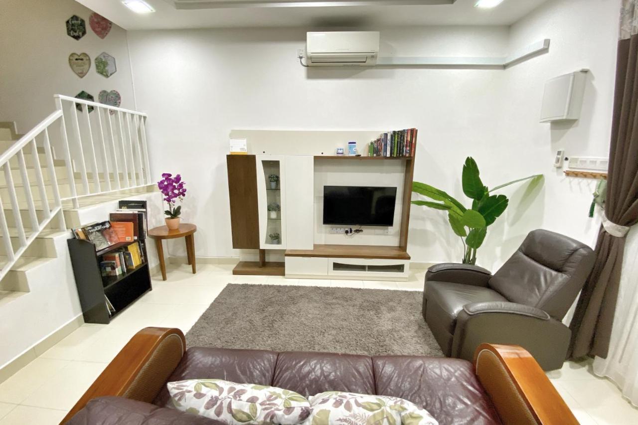 Teratak Persona Homestay. 4 Rooms Double Storey Terrace In Kuantan City. Екстер'єр фото