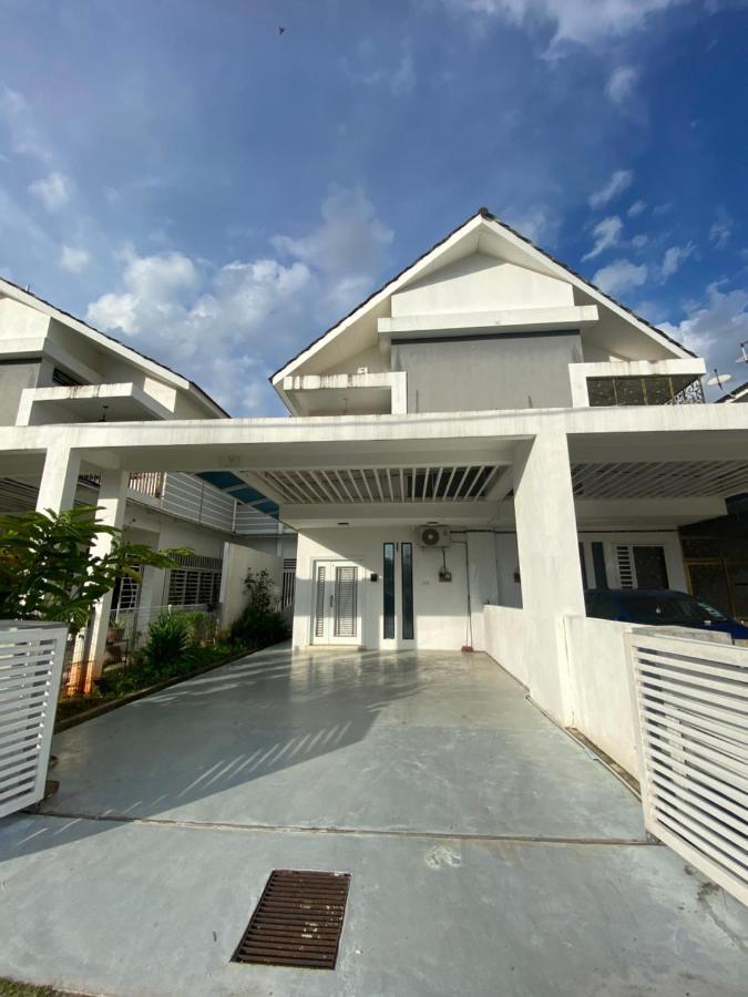 Teratak Persona Homestay. 4 Rooms Double Storey Terrace In Kuantan City. Екстер'єр фото
